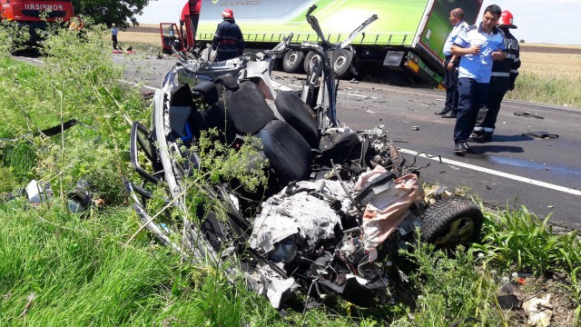 ACCIDENT RUTIER MORTAL: o mașină s-a făcut PRAF după ce a intrat în coliziune cu un TIR