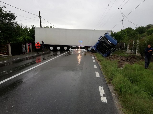 Un TIR a DERAPAT pe un drum din Constanța: TRAFIC BLOCAT
