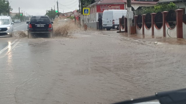 PLOILE au început să facă RAVAGII la Constanța! Subsolul unui hotel, INUNDAT!