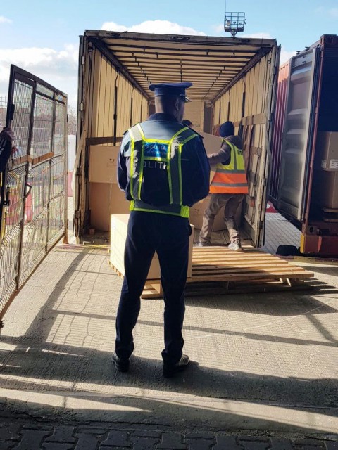 Mărfuri contrafăcute depistate într-un container, în Portul Constanța