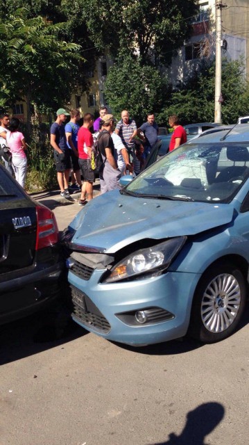 ACCIDENT RUTIER LA INTERSECŢIA BUCUREŞTI CU OBORULUI: MAI MULTE MAŞINI IMPLICATE - VIDEO