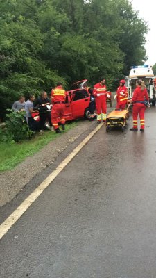 FOTO. Accident la ieșire din Valu lui Traian. Două persoane au fost rănite