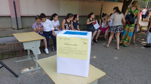 Elevii de la Școala nr. 12 Constanța au strâns bani pentru un loc de joacă pentru copilașii din Cobadin