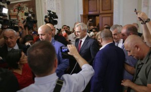 Imagini HALUCINANTE în Parlament! Jurnaliştii, victime colaterale