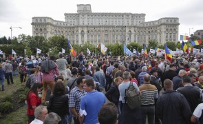 Protestatarii din Parcul Izvor au plecat spre Piața Victoriei: Prezențe surpriză între ei