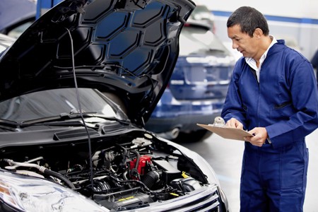 Revizia propriului autoturism pentru perioada de vară costă, în medie, 700 de lei