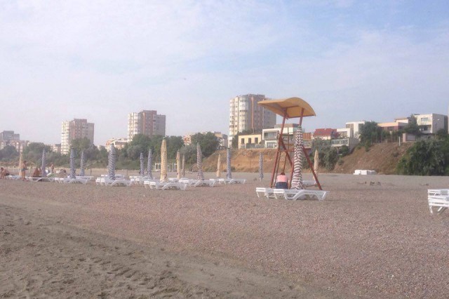 Litoralul românesc, RAIUL comercianţilor. Constănţenii au ajuns la limita răbării: ‘CEREM să ni se respecte dreptul la plajă GRATIS’