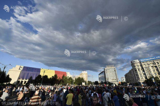 Protest în Piaţa Victoriei: peste 1.000 de participanţi