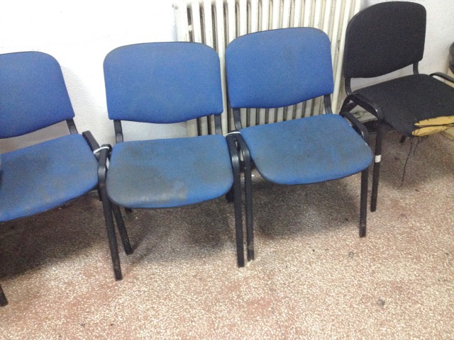 Serviciul Paşapoarte funcţionează în condiţii mizere: ‘De unde aţi luat scaunele astea? De la gunoi?’