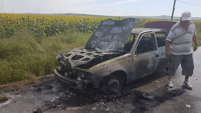 O mașină s-a făcut scrum și a fost la un pas să explodeze!