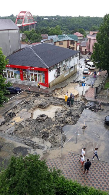 STRĂZI ŞI TROTUARE RUPTE. Canalizările n-au făcut faţă pentru că sunt înfundate cu resturi menajere şi de construcţii! Trebuie să vedeţi imaginile VIDEO!