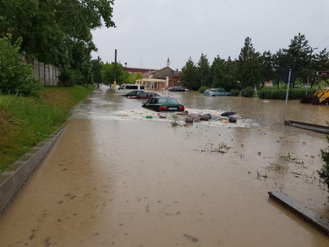 VIDEO! Ploaia a făcut PRĂPĂD la Cernavodă: maşini sub apă, asfalt rupt!
