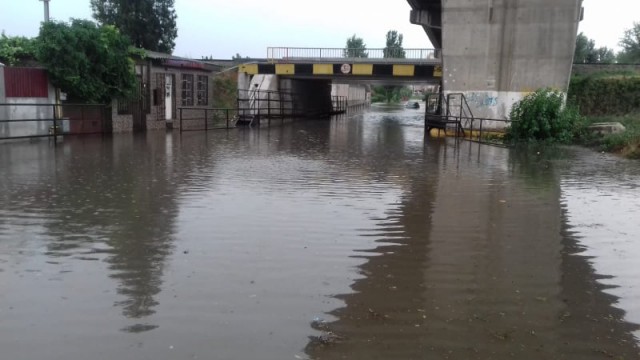 Ploaia torenţială a răvăşit Medgidia: mai multe case şi subsoluri de bloc au fost inundate - VIDEO