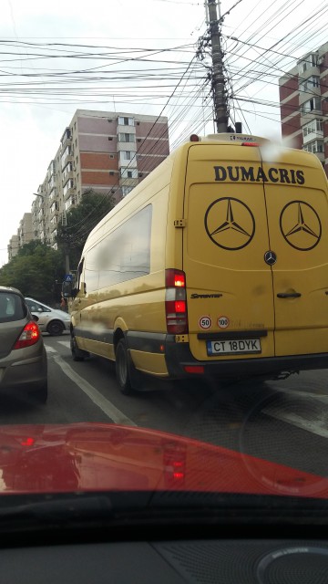 PERICOL în apropiere de Casa de Cultură! Șoferul unei dube conducea cu ochii în telefon!