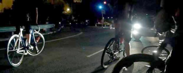 Minori inconştienţi: noaptea, câte doi pe bicicletă, hai hui prin oraş! Au ajuns la spital!