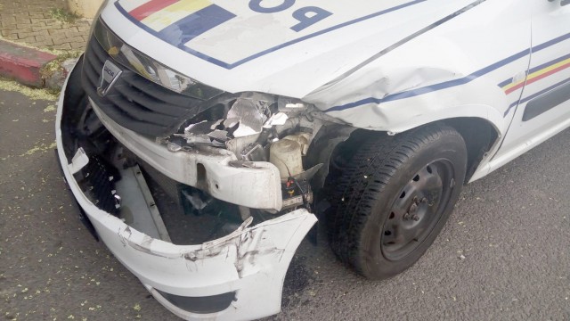 O maşină de Poliţie, care se deplasa la o intervenţie, a fost implicată într-un accident rutier