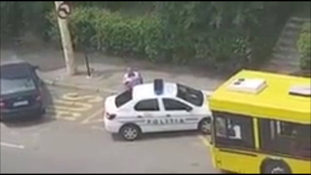 CIRC în RATC: Bărbat băut și cu chef de scandal, AMENDAT de oamenii legii! VIDEO