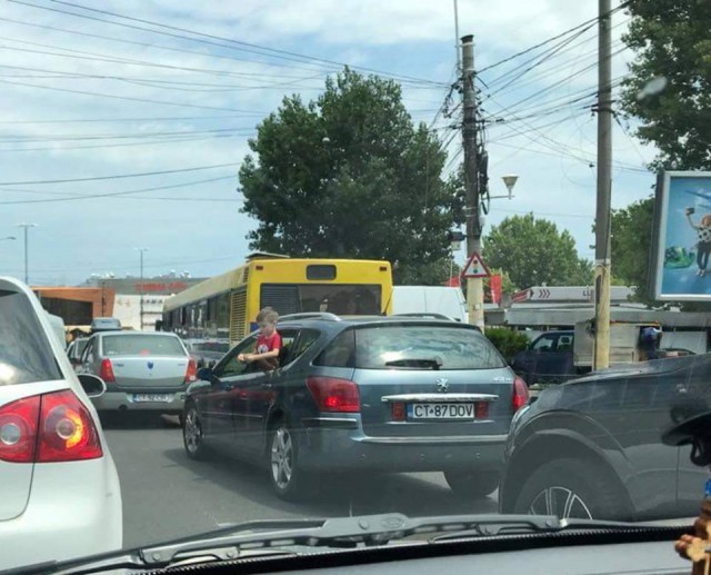 INCONŞTIENŢĂ! Copil ieşit pe geamul unui autoturism, în zona City Park Mall din Constanţa!