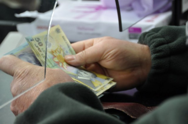 Românii alocă mare parte din cheltuieli pentru consum şi plata taxelor către stat