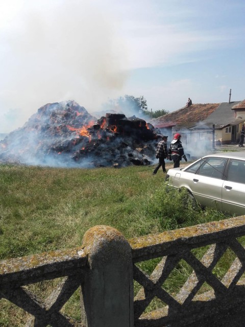 Baloţi de lucernă, cuprinşi de flăcări la Mihail Kogălniceanu!