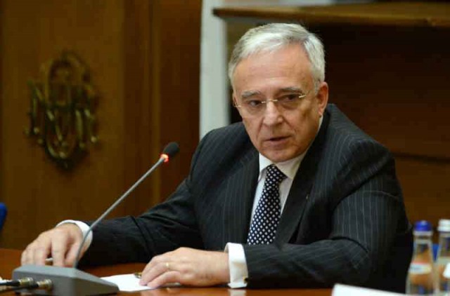 Isărescu: Oamenii trebuie să priceapă că pot cere statului şcoli şi spitale civilizate doar dacă-şi plătesc taxele