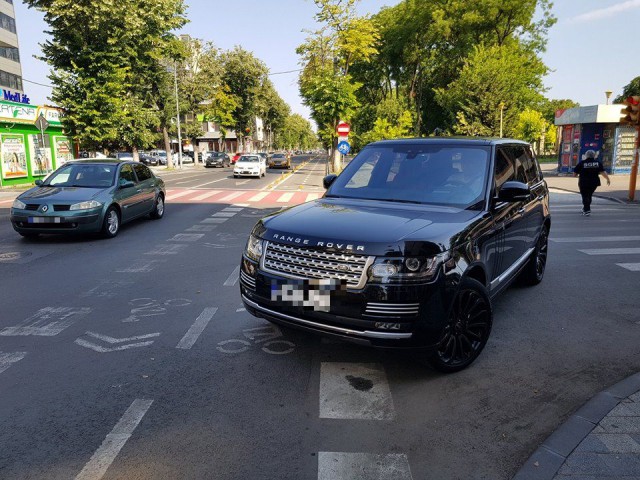 Campanie pentru șoferul unui Range Rover care nu are bani de parcare și lasă mașina pe pista pentru bicicliști