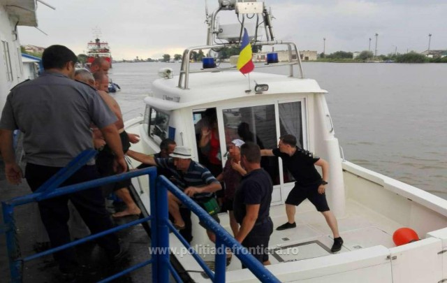 Turişti români, răsturnaţi cu ambarcaţiunea, salvaţi de poliţiştii de frontieră