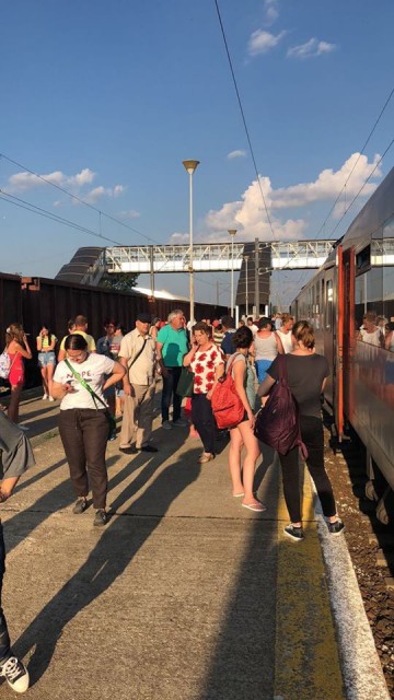 Încă un tren Constanţa- Bucureşti, 'ÎNŢEPENIT' pe şine: S-A DEFECTAT LOCOMOTIVA!
