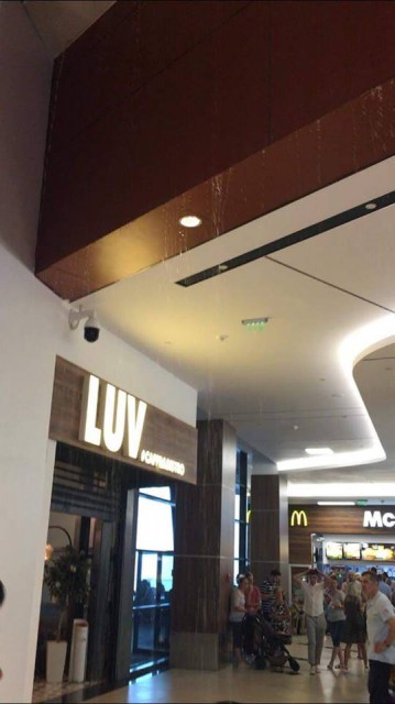 PLOUĂ ÎN CITY PARK MALL DIN CONSTANŢA! VIDEO!