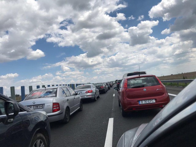 TRAFIC INFERNAL pe A2, pe sensul Bucureşti - Constanţa, până la Staţia de taxare Feteşti!