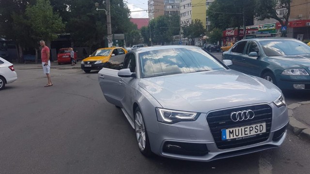 Pe străzile patriei circulă o maşină cu un mesaj pentru PSD!