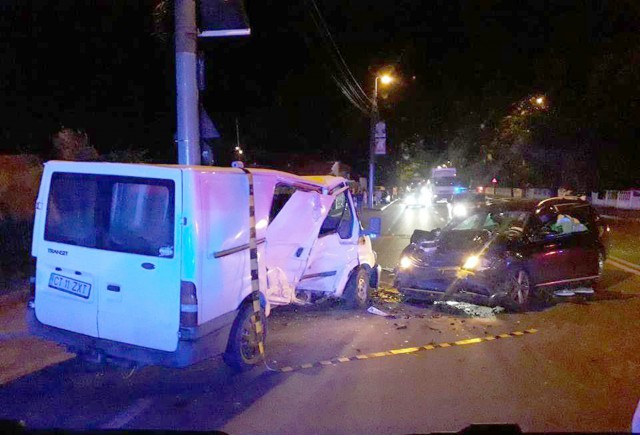Accident rutier GRAV pe Brătianu: unul dintre şoferi era BĂUT, un pieton care traversa neregulamentar este în COMĂ!