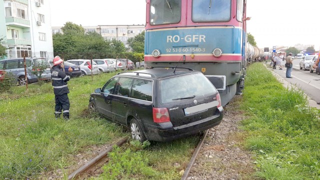 Un şofer începător ‘s-a luat la trântă’ cu trenul, la Mangalia!