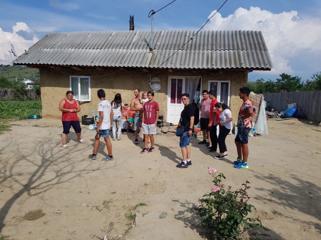 Cadouri din partea copiilor dintr-un centru de plasament din Constanța pentru familii nevoiașe din Vaslui
