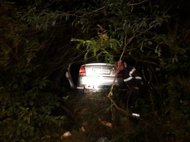 ACCIDENT RUTIER ÎN POARTA 6: UN ȘOFER MORT DE BEAT A INTRAT CU MAŞINA ÎN COPAC