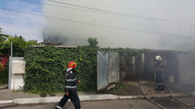 INCENDIU de proporţii, în Palazu Mare: Focul s-a extins şi la altă casă! VIDEO