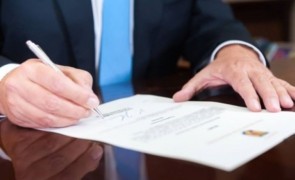 Klaus Iohannis, implorat de fermieri să nu promulge Legea mirosului: Măsurile sunt mult mai drastice decât legislația europeană
