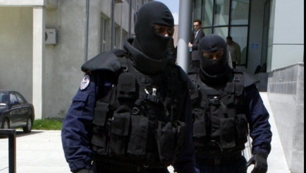 CAPTURA POLIȚIEI: DROGURI, BIJUTERII și VALUTĂ, confiscate în ZECI DE PERCHEZIȚII!