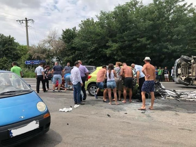 Accident rutier GRAV cu persoană ÎNCARCERATĂ la bifurcația cu Costinești: O MAȘINĂ RĂSTURNATĂ! Video