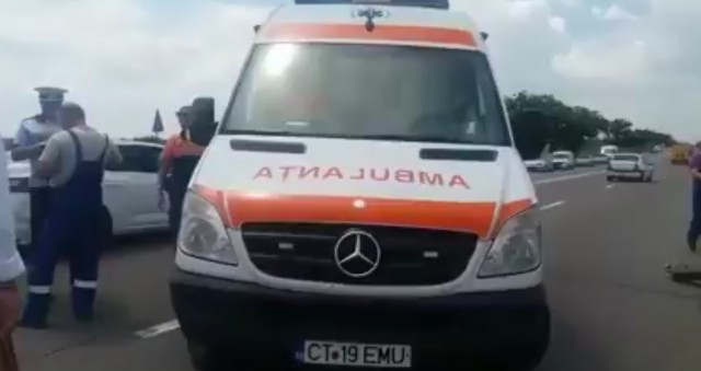 Coliziune cu un microbuz: o femeie a ajuns la spital!