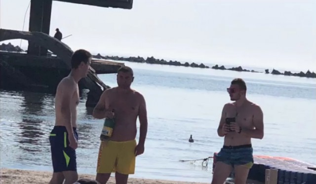 NESIMȚIRE CU BERE ÎN RITM DE MANELE, pe Plaja Terapeutică din Mamaia! VIDEO