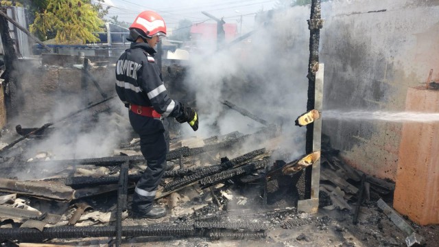 Incendiu de proporții la anexa unei case din Tulcea!