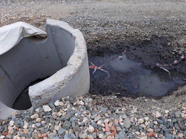 Locuitorii din Cogealac, supăraţi: ce se întâmplă cu ţevile pentru apa pluvială şi asfaltul de pe strada Liceului?!