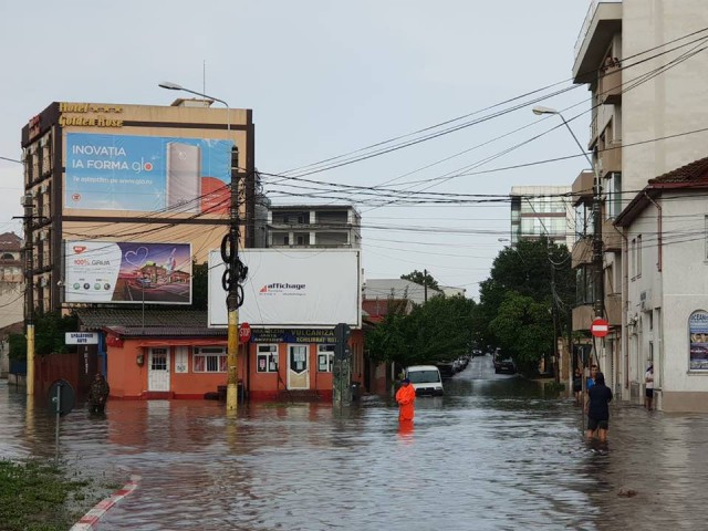 VIDEO! Ploaia a inundat străzi din Constanţa şi Mamaia