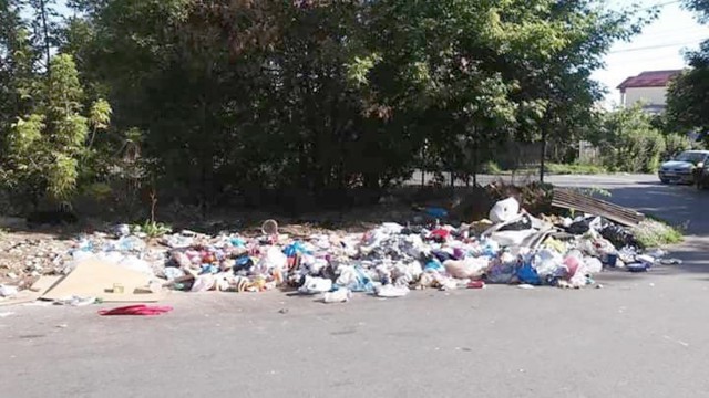 BĂTAIE DE JOC: mormanele de gunoi reapar pe străzile Constanţei la câteva ore după ce se face curăţenie!