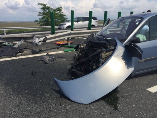 VIDEO. MAȘINĂ FĂCUTĂ PRAF într-un accident, pe Autostrada A2