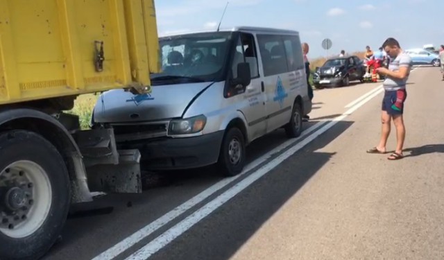 VIDEO. Accident rutier GRAV, cu un TIR, un microbuz și un autoturism: patru persoane au ajuns la spital