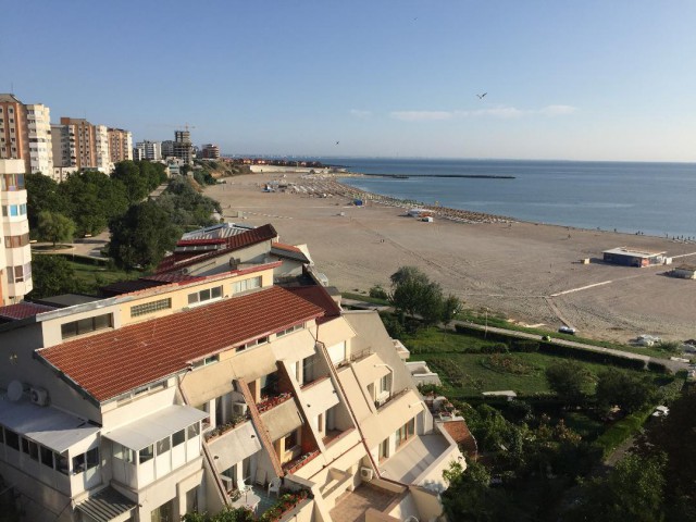 PLAJELE, PREGĂTITE pentru SEZONUL ESTIVAL: se nivelează nisipul și se strâng gunoaiele!
