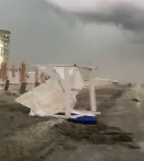 FURTUNA de scurtă durată a răvăşit plaja din Mamaia! Imagini incredibile!