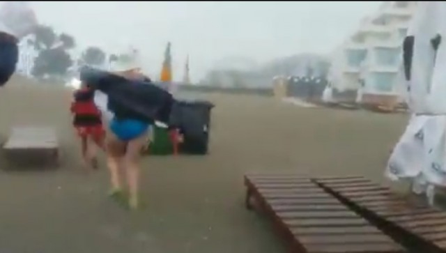 Furtună în Mamaia: turiştii au fugit de pe plajă! VIDEO
